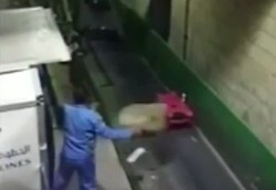 Bruk! Petugas Maskapai Arab Saudi Lempar Koper Penumpang