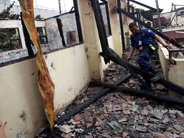 Sisa-sisa Kebakaran di SMP 65 Jakarta