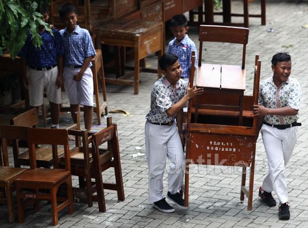 Siswa SMPN 65 Mengungsi ke SDN 12 Pagi