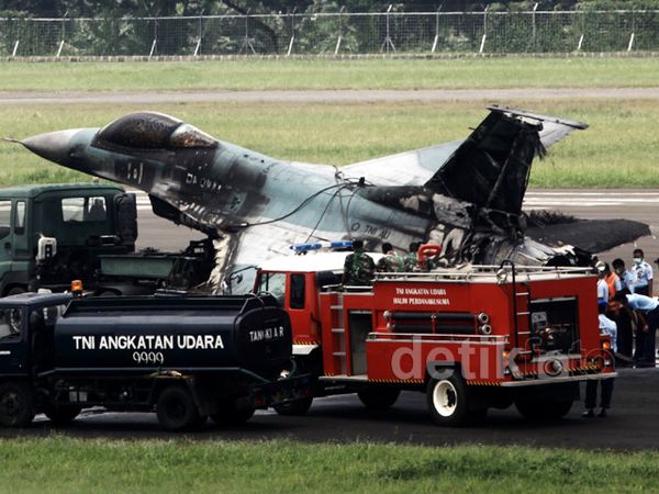Jet Tempur F-16 Dievakuasi Jet Tempur F-16 Dievakuasi