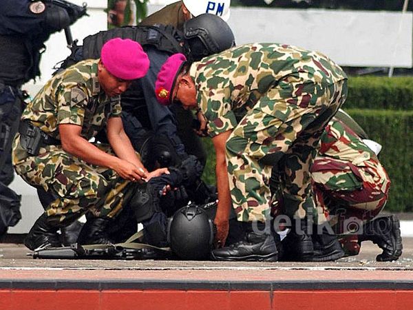 Prajurit Den Jaka Terjatuh Saat Aksi di Depan Jokowi