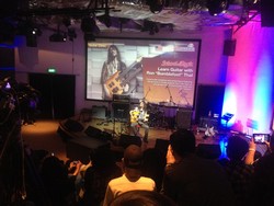 Ron Bumblefoot Thal Gelar Guitar Clinic yang Jenaka