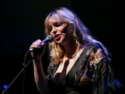 Nonton Film Dokumenter, Courtney Love Terkenang Saat Bercinta dengan Kurt Cobain