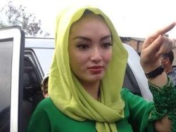Permak Alis, Zaskia Gotik Izin Calon Suami