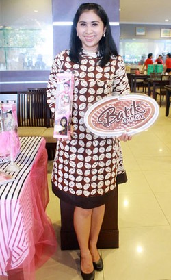 Foto: Boneka ala Barbie Berbaju Batik Karya Wanita Indonesia