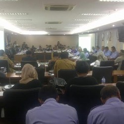 Berbusana Serba Ungu, Susi Temui Para Senator