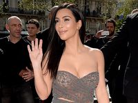 Hot Mom! Kim Kardashian Pamer Lekukan Tubuh di Paris