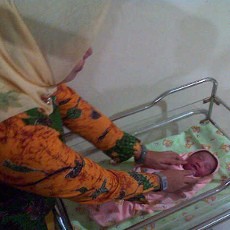 Digantung di Spion, Bayi dengan Mulut Dilakban Ditemukan Masih Hidup