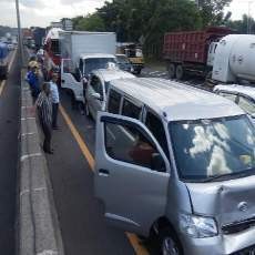 Empat Mobil Saling Seruduk di Tol Satelit Arah Waru