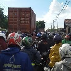 Crane Mogok, Kawasan Jembatan Branjangan Macet Parah
