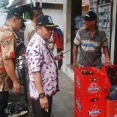 Camat Sawahan Temukan 15 Krat Bir di Toko Pengecer Eks Lokalisasi