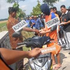 Caci Maki Warnai Rekonstruksi Pembunuhan Pelajar di Jombang