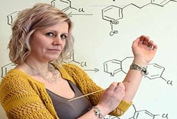 Punya Kulit Langka, Dosen Ini Mengajar dengan Menggambar di Tangannya