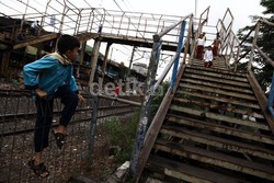 Menyedihkan! Jembatan Penyeberangan di Tebet ini Berlubang dan Penuh Sampah