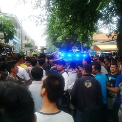 Polisi Bawa Rio ke Kosan Deudeuh, Warga Berkerumun dan Lalin Macet