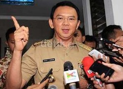 Ahok Akan Revisi Perda untuk Izinkan PKL Jualan di JPO, Trotoar dan Taman