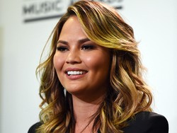 Kenalan dengan Istri John Legend, Si Seksi Chrissy Teigen