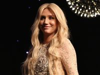 Manggung di Acara Amal, Kesha Tampil Superseksi