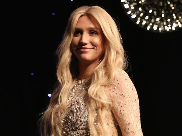 Manggung di Acara Amal, Kesha Tampil Superseksi