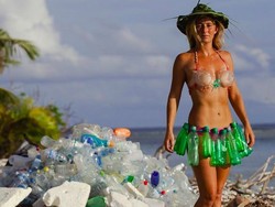 Laut Banyak Sampah, Gadis Cantik Ini Berbikini dari Botol Plastik