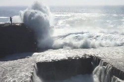 Rekam Pemandangan di Pinggir Tebing, Turis India Tersapu Ombak