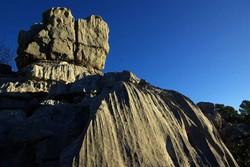 Unik! Warga Desa di Prancis Tinggal di Antara Lautan Batu