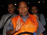 Jannes Diperiksa KPK untuk Mantan Gubernur Papua