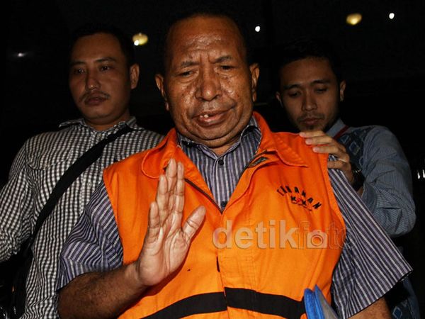 Jannes Diperiksa KPK untuk Mantan Gubernur Papua