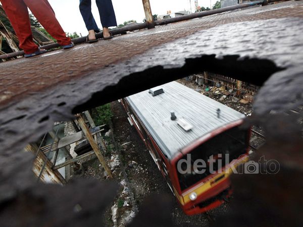JPO di Atas Perlintasan KA Ini Sungguh Memprihatinkan