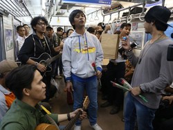 dMasiv Hebohkan Commuter Line