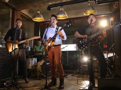 The Banery Buka Friday Hot Music dengan Salam Dasi Kupu-kupu