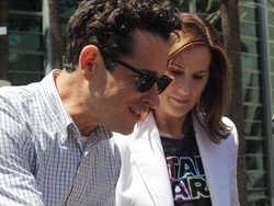 J.J. Abrams Bagikan 200 Boks Pizza untuk Penggemar Star Wars yang Antre Semalaman