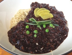 Slruup! Enaknya Siang Ini Menyantap Mie Bersaus Hitam Gurih khas Korea