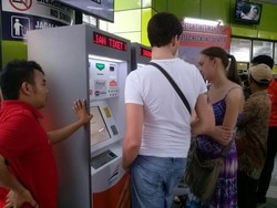 Pegawai KAI: Kita Saja Ikut Antre Beli Tiket Lebaran