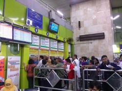 Ini Bedanya Antrean di ATM Tiket dan Loket Kereta Api