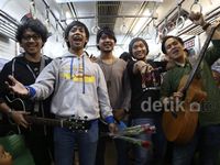 d'Masiv Ngamen di Commuter Line
