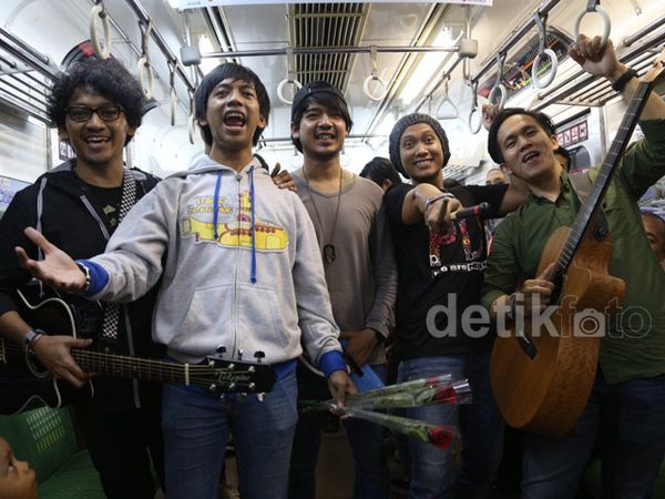 d'Masiv Ngamen di Commuter Line