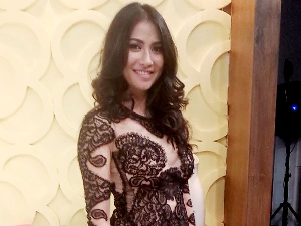 Uli Auliani Dibalut Baju Semi Transparan