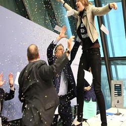 Aksi Protes Perempuan Cantik Bernyali Menyerang Presiden Bank Eropa