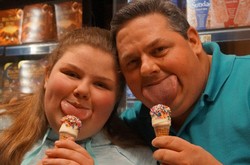 Wah! Ayah dan Anak Ini Punya Lidah Paling Lebar di Dunia