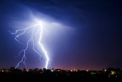 Tersambar Petir, Mata Kanan Wanita Tua Ini Mendadak Kabur