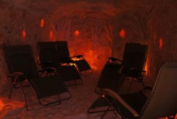 Bantu Pasien Atasi Depresi, Dokter Ini Bangun Gua yang Terbuat dari Garam