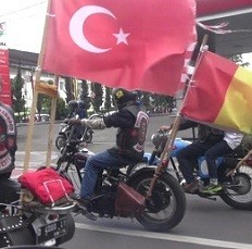 Bawa Bendera Peserta Peringatan KAA, Bikers Brotherhood Pawai Keliling Bandung
