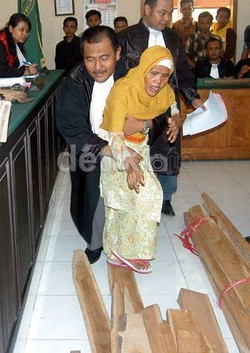 Peradi: Nenek Asyani Harus Dibebaskan!