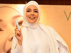 Dewi Sandra Kembali Bernyanyi Setelah Hijrah