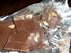 Hi... Ada Ulat dalam Kemasan Cokelat Cadbury Fruit and Nut!