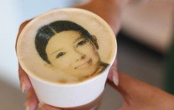 Kini Dalam Waktu 30 Detik Foto Berwarna Bisa Dicetak di Permukaan Kopi