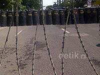 Barikade Polisi dan Kawat Berduri 'Halau' Ribuan Bonek
