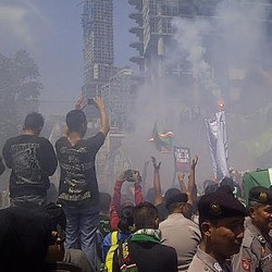 Ribuan Bonek Bersorak Gembira Sambut Pembekuan PSSI