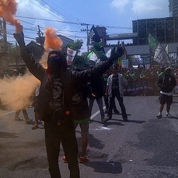 Ribuan Bonek Serbu Lokasi Kongres Luar Biasa PSSI